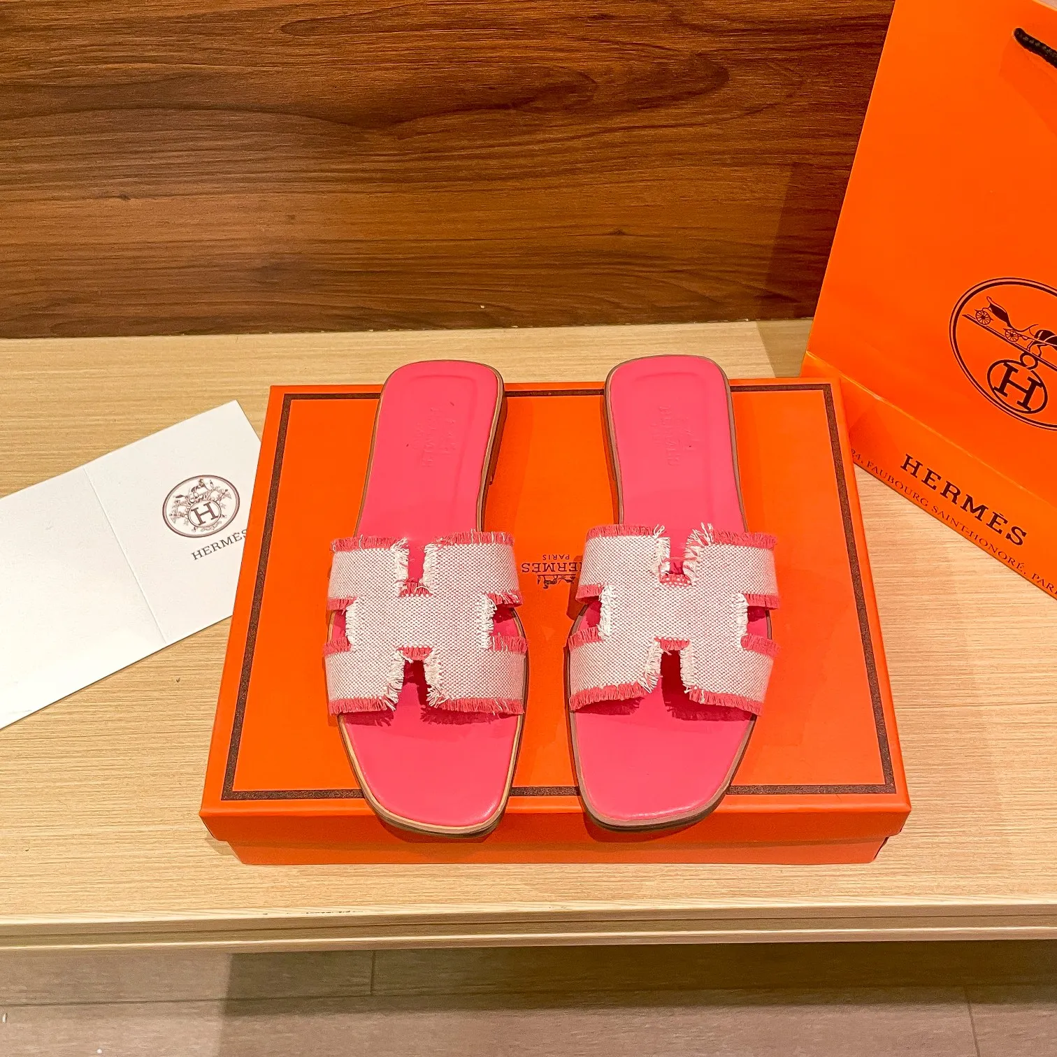 👟👟Ex-factory price 480👟👟 Hermes/Hermes new oran tassel slippers, eyelash slippers, classic slippers, exclusively customized dyed jacquard cotton fabric, woven in white and original colors! Purely hand-drawn raw edge craftsmanship creates a tassel effect. The lining and insole are made of imported soft lambskin and genuine leather outsole. Summer is here, and everyone has a pair, a must-have when going out! It doesn't rub your feet at all and is super comfortable on your feet. black pink green brown size: 35-41